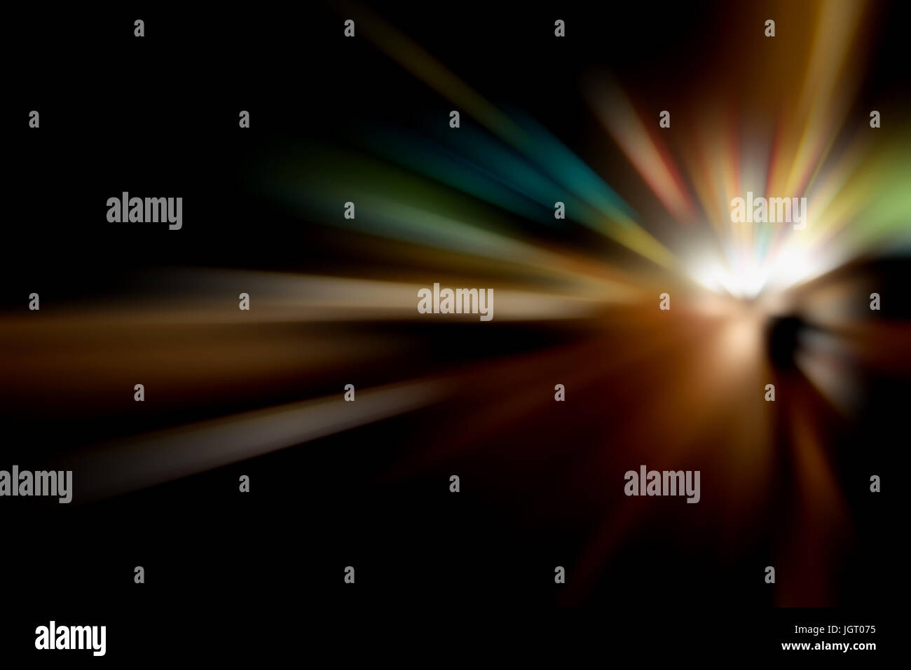 Sfocata Illuminazione e luci notturne, il traffico automobilistico motion blur la velocità e dinamica Foto Stock