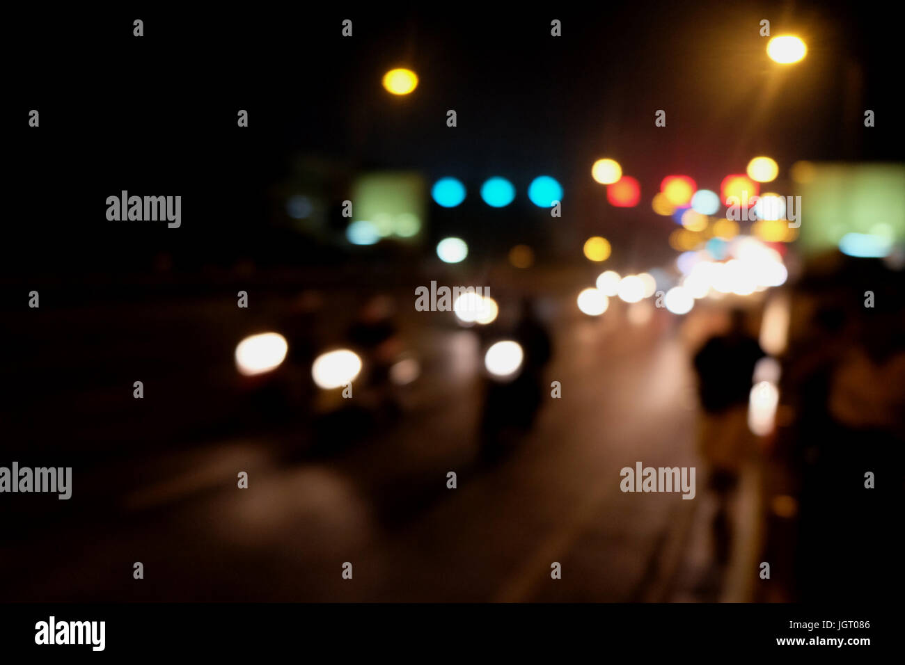 Abstract il traffico per auto a notte. Motion sfocata. Quale città urbana bellissimo sfondo. Foto Stock