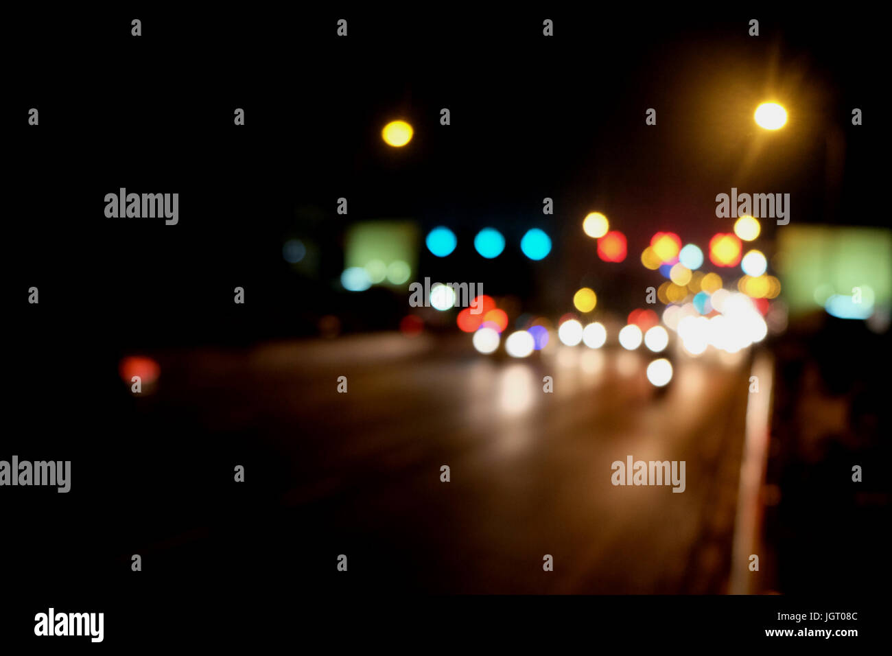 Abstract il traffico per auto a notte. Motion sfocata. Quale città urbana bellissimo sfondo. Foto Stock