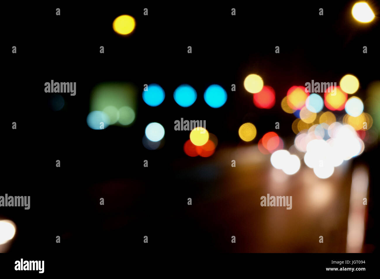 Abstract il traffico per auto a notte. Motion sfocata. Quale città urbana bellissimo sfondo. Foto Stock