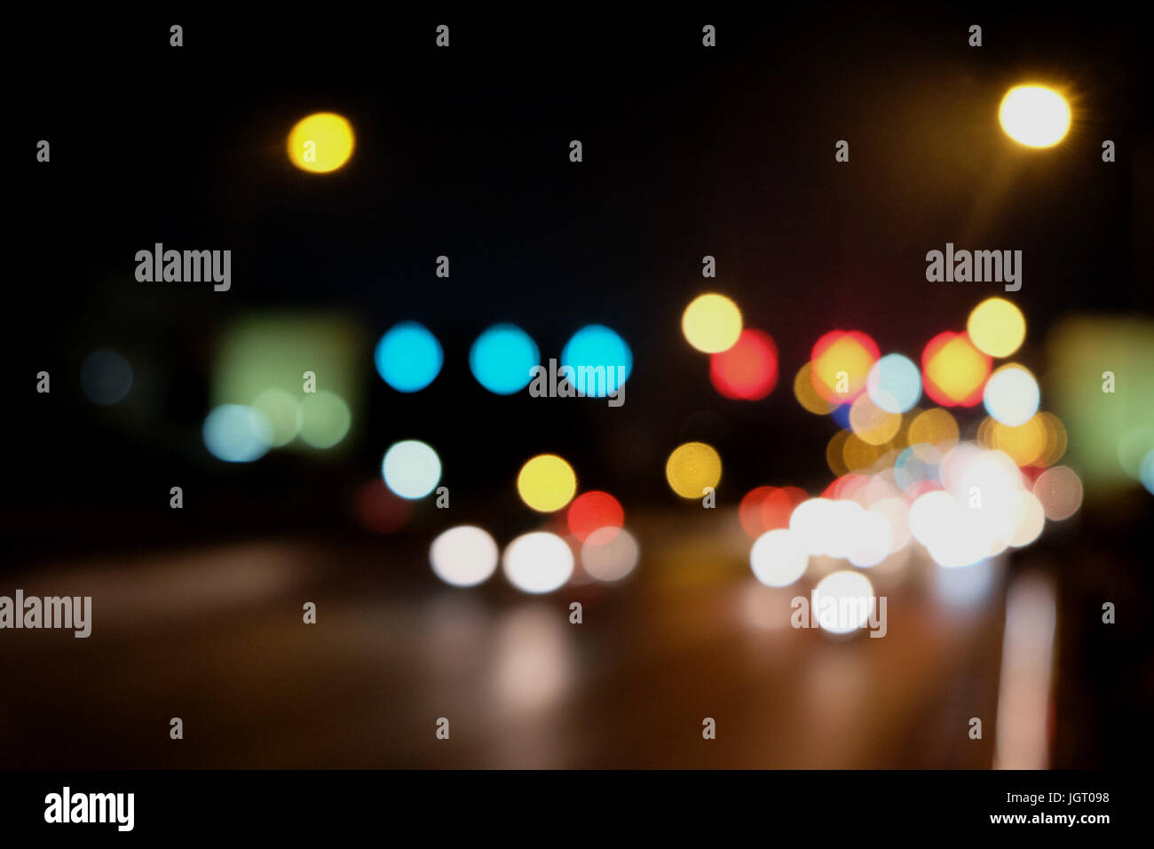 Abstract il traffico per auto a notte. Motion sfocata. Quale città urbana bellissimo sfondo. Foto Stock