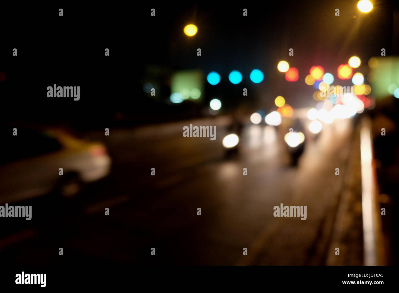 Abstract il traffico per auto a notte. Motion sfocata. Quale città urbana bellissimo sfondo. Foto Stock