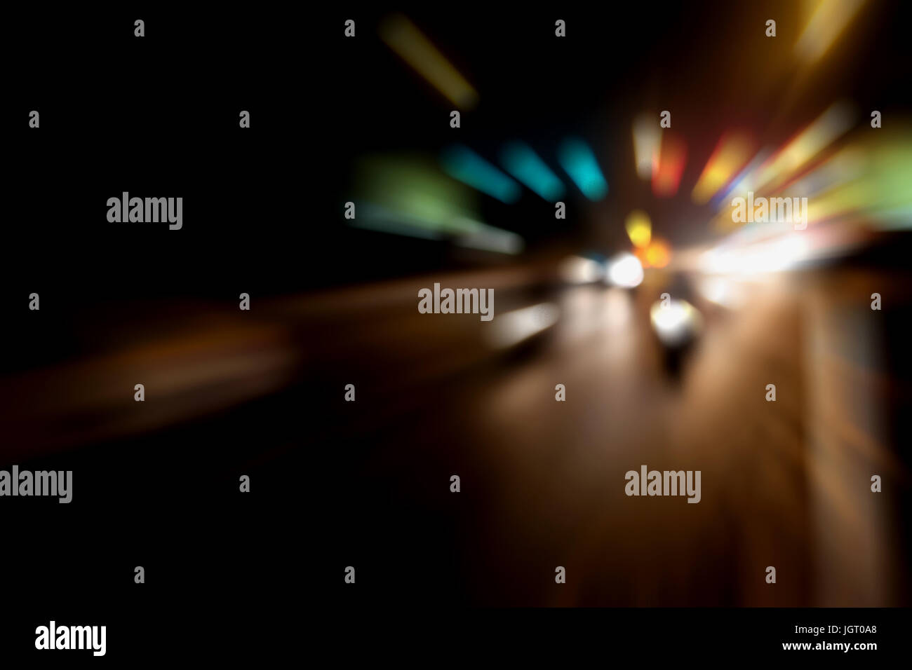 Sfocata Illuminazione e luci notturne, il traffico automobilistico motion blur la velocità e dinamica Foto Stock