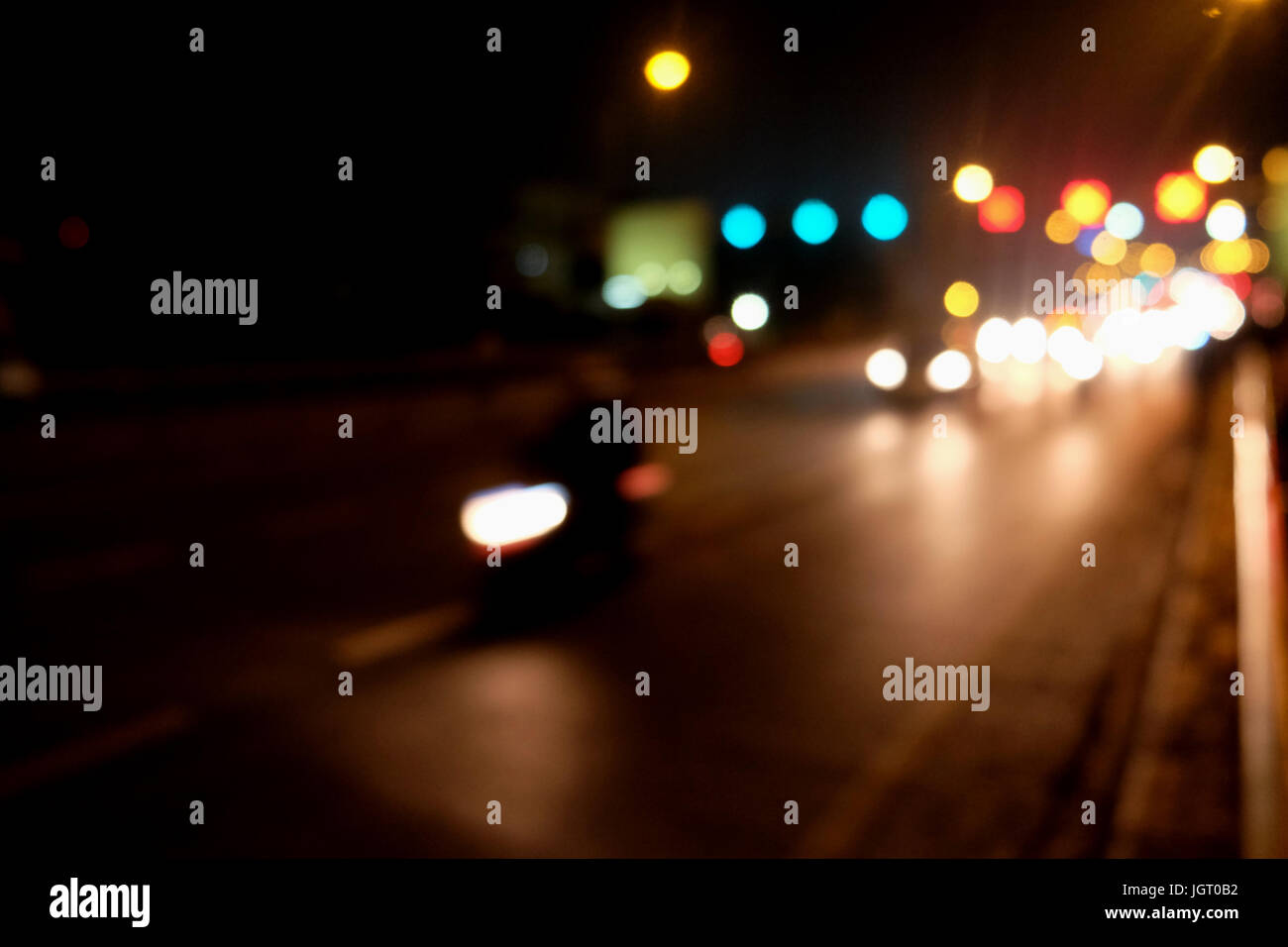 Abstract il traffico per auto a notte. Motion sfocata. Quale città urbana bellissimo sfondo. Foto Stock