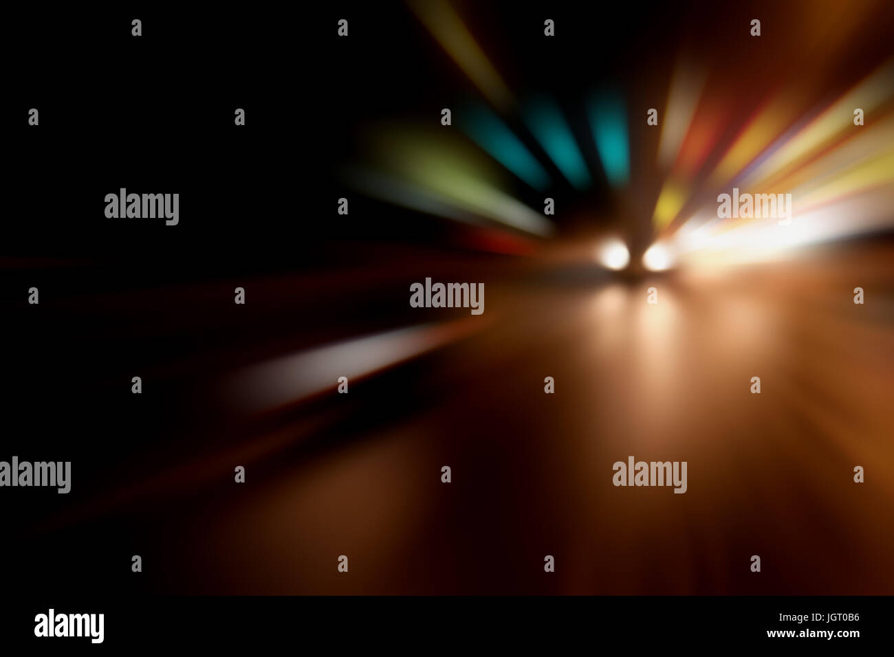 Sfocata Illuminazione e luci notturne, il traffico automobilistico motion blur la velocità e dinamica Foto Stock