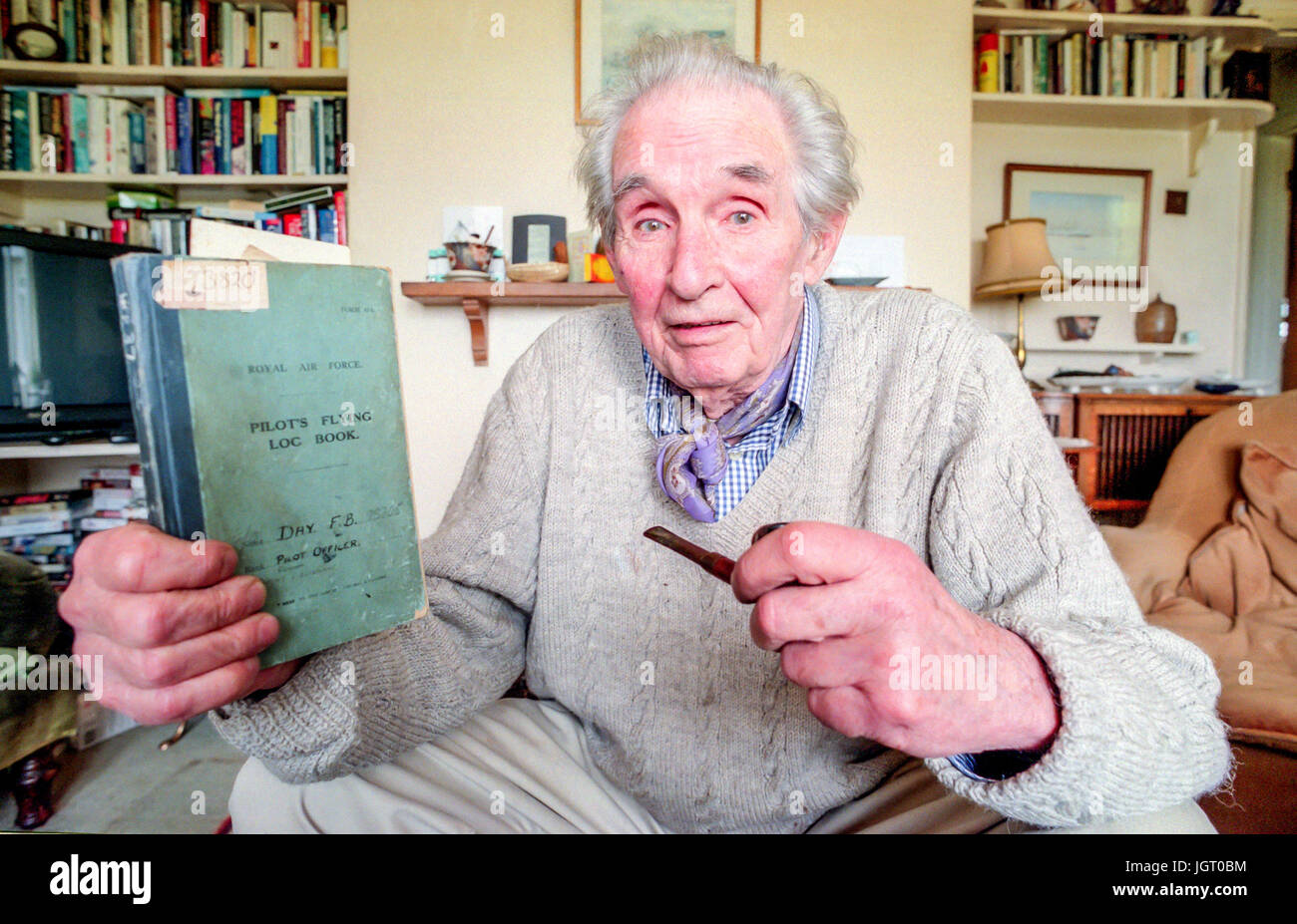 Ex-PoW in Stalag Luft 3, Frank giorno, nella foto a casa in Bosham Hoe, West Sussex. Foto Stock