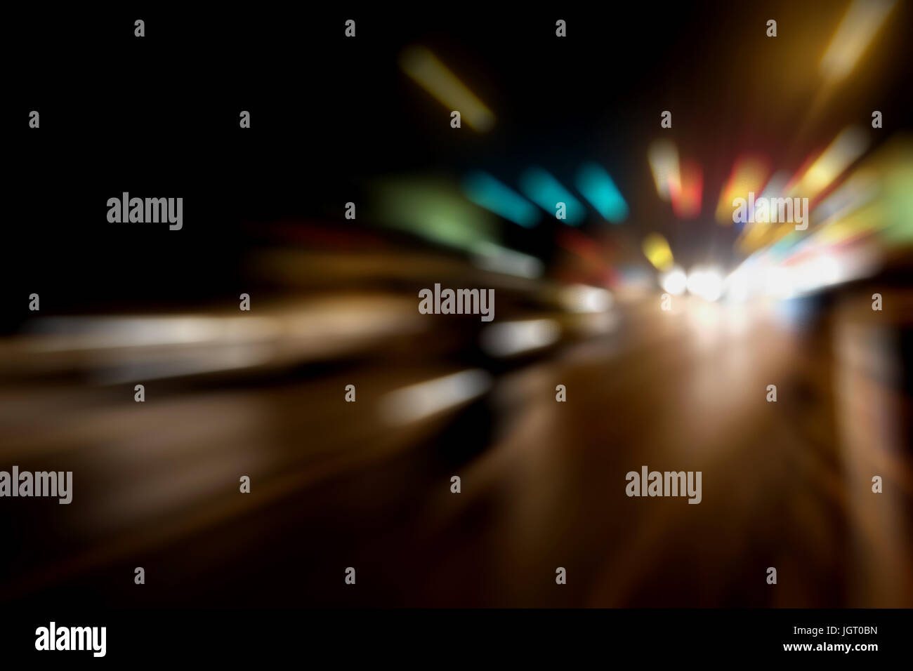 Sfocata Illuminazione e luci notturne, il traffico automobilistico motion blur la velocità e dinamica Foto Stock