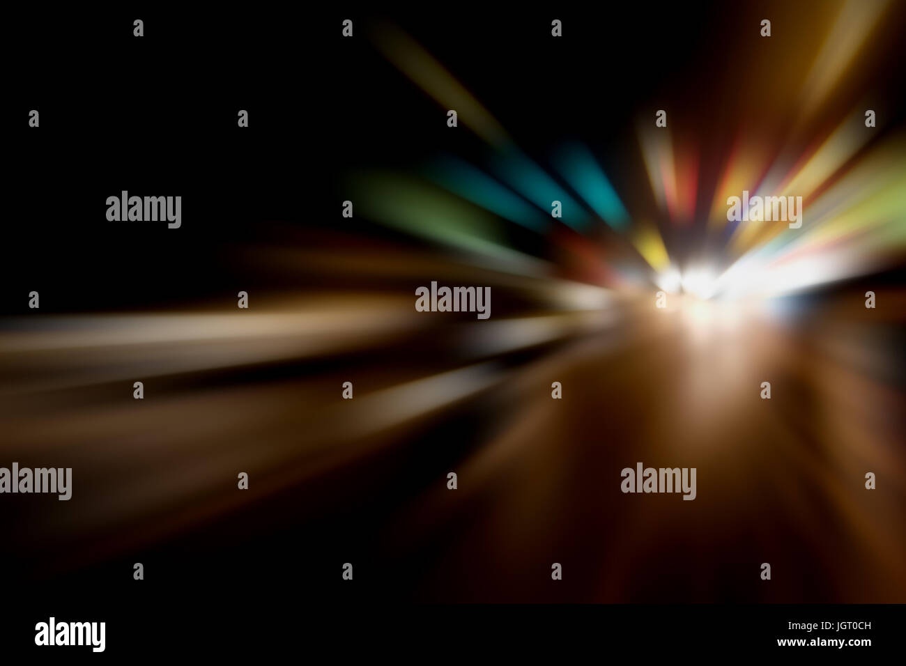 Sfocata Illuminazione e luci notturne, il traffico automobilistico motion blur la velocità e dinamica Foto Stock