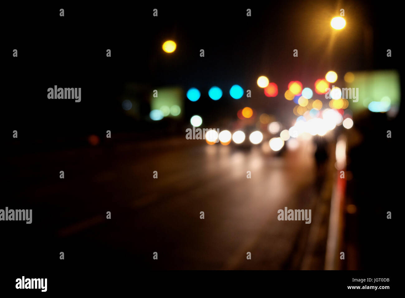 Abstract il traffico per auto a notte. Motion sfocata. Quale città urbana bellissimo sfondo. Foto Stock