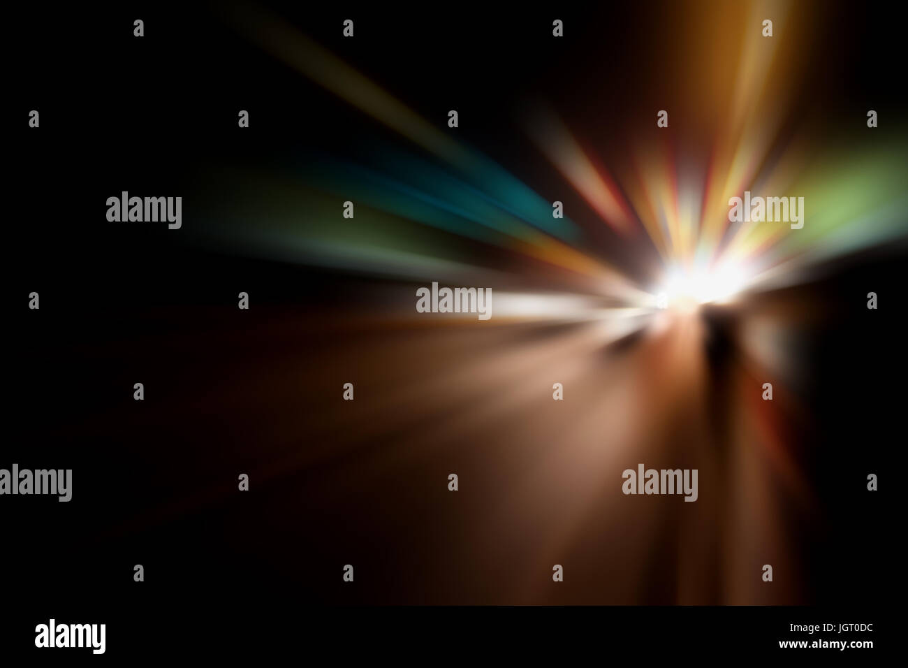 Sfocata Illuminazione e luci notturne, il traffico automobilistico motion blur la velocità e dinamica Foto Stock