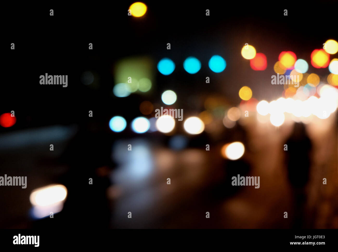 Abstract il traffico per auto a notte. Motion sfocata. Quale città urbana bellissimo sfondo. Foto Stock