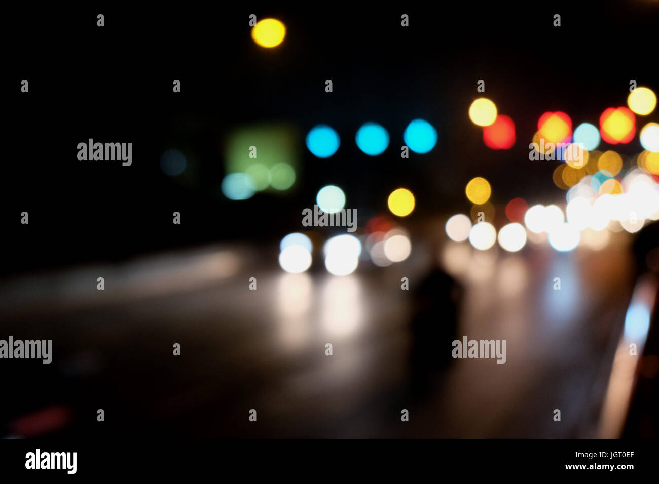 Abstract il traffico per auto a notte. Motion sfocata. Quale città urbana bellissimo sfondo. Foto Stock