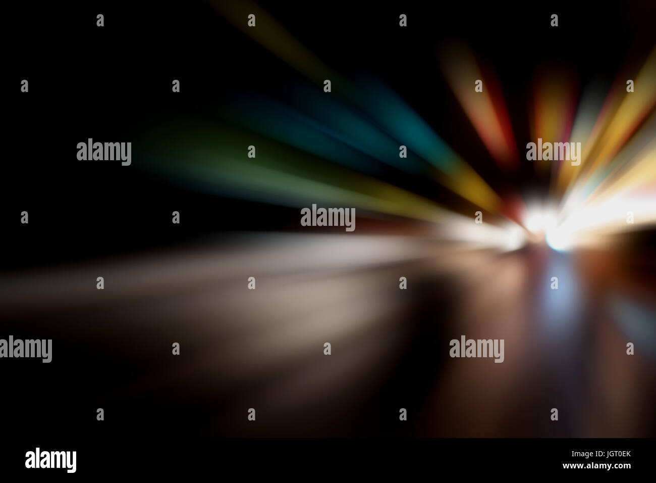 Sfocata Illuminazione e luci notturne, il traffico automobilistico motion blur la velocità e dinamica Foto Stock