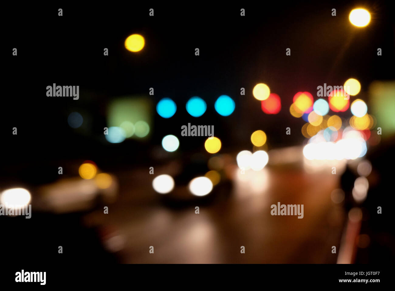 Abstract il traffico per auto a notte. Motion sfocata. Quale città urbana bellissimo sfondo. Foto Stock