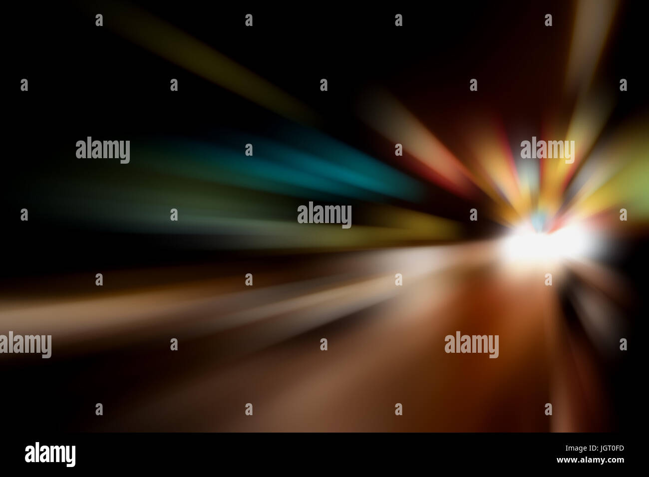 Sfocata Illuminazione e luci notturne, il traffico automobilistico motion blur la velocità e dinamica Foto Stock