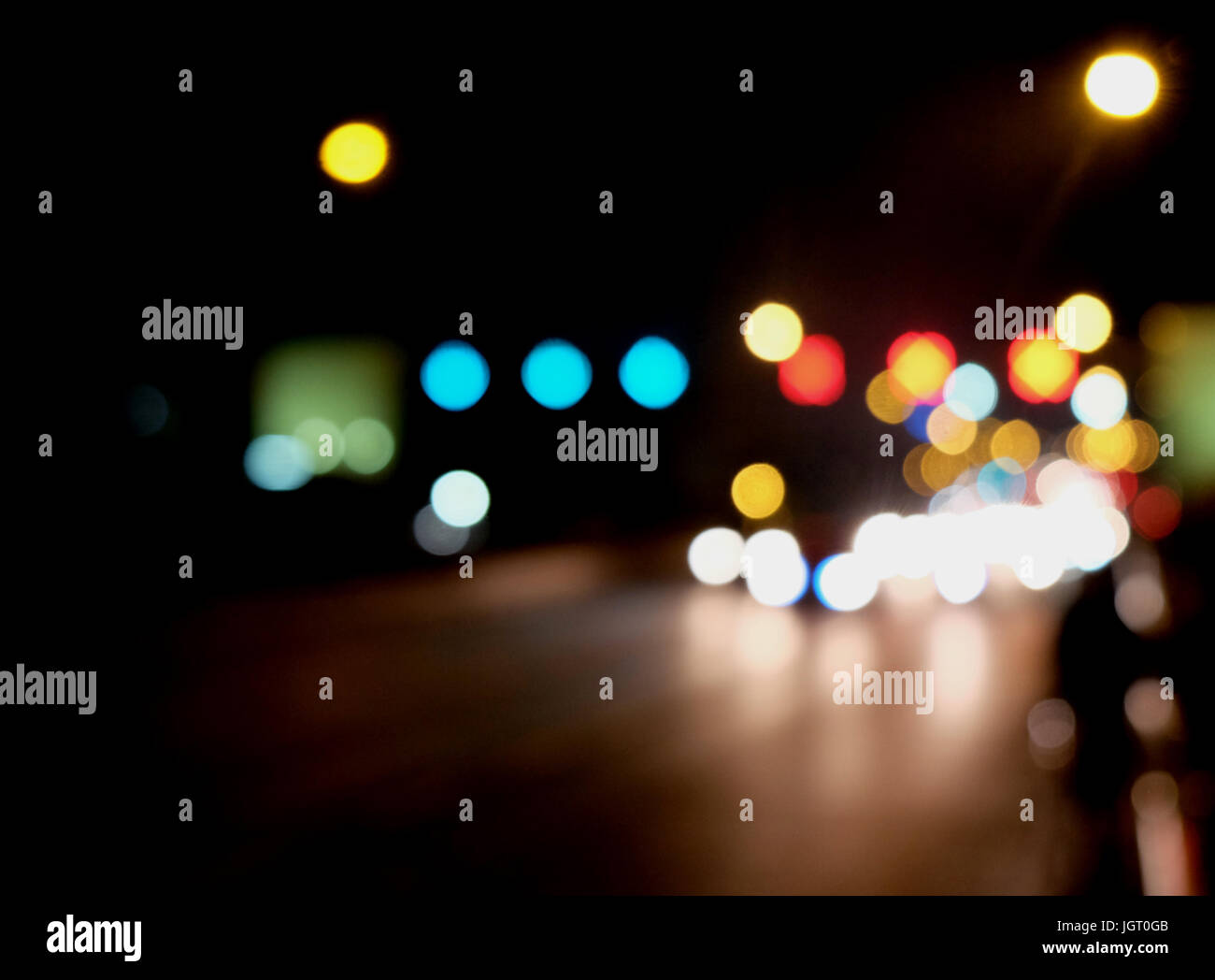 Abstract il traffico per auto a notte. Motion sfocata. Quale città urbana bellissimo sfondo. Foto Stock