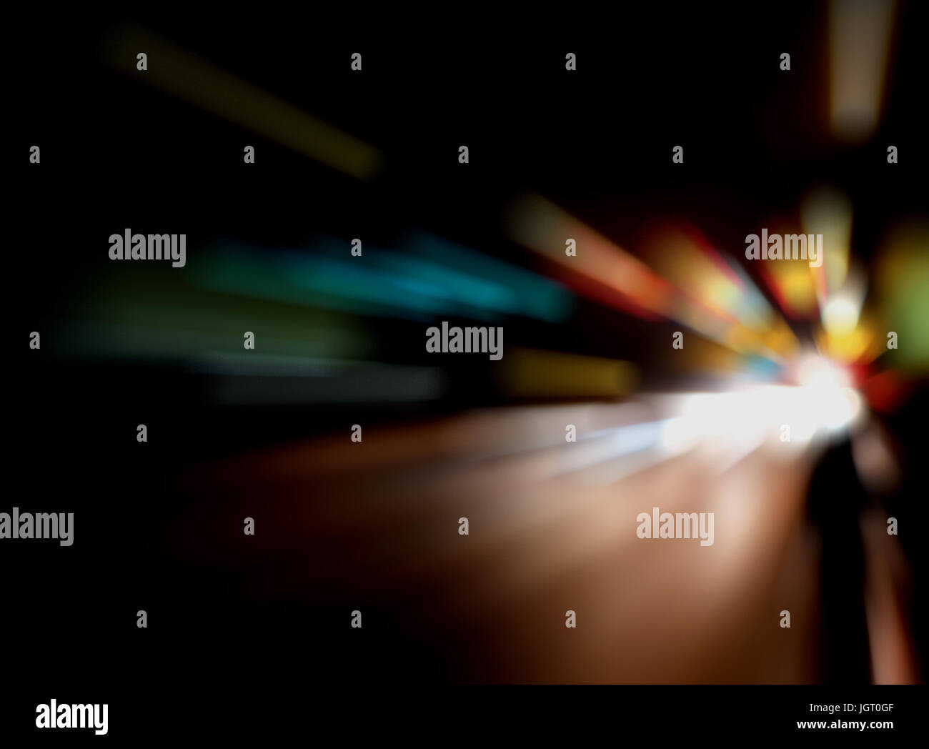 Sfocata Illuminazione e luci notturne, il traffico automobilistico motion blur la velocità e dinamica Foto Stock