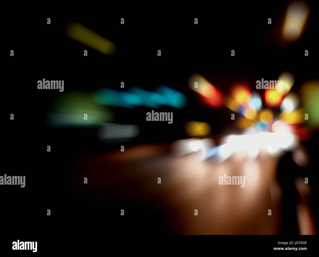 Sfocata Illuminazione e luci notturne, il traffico automobilistico motion blur la velocità e dinamica Foto Stock