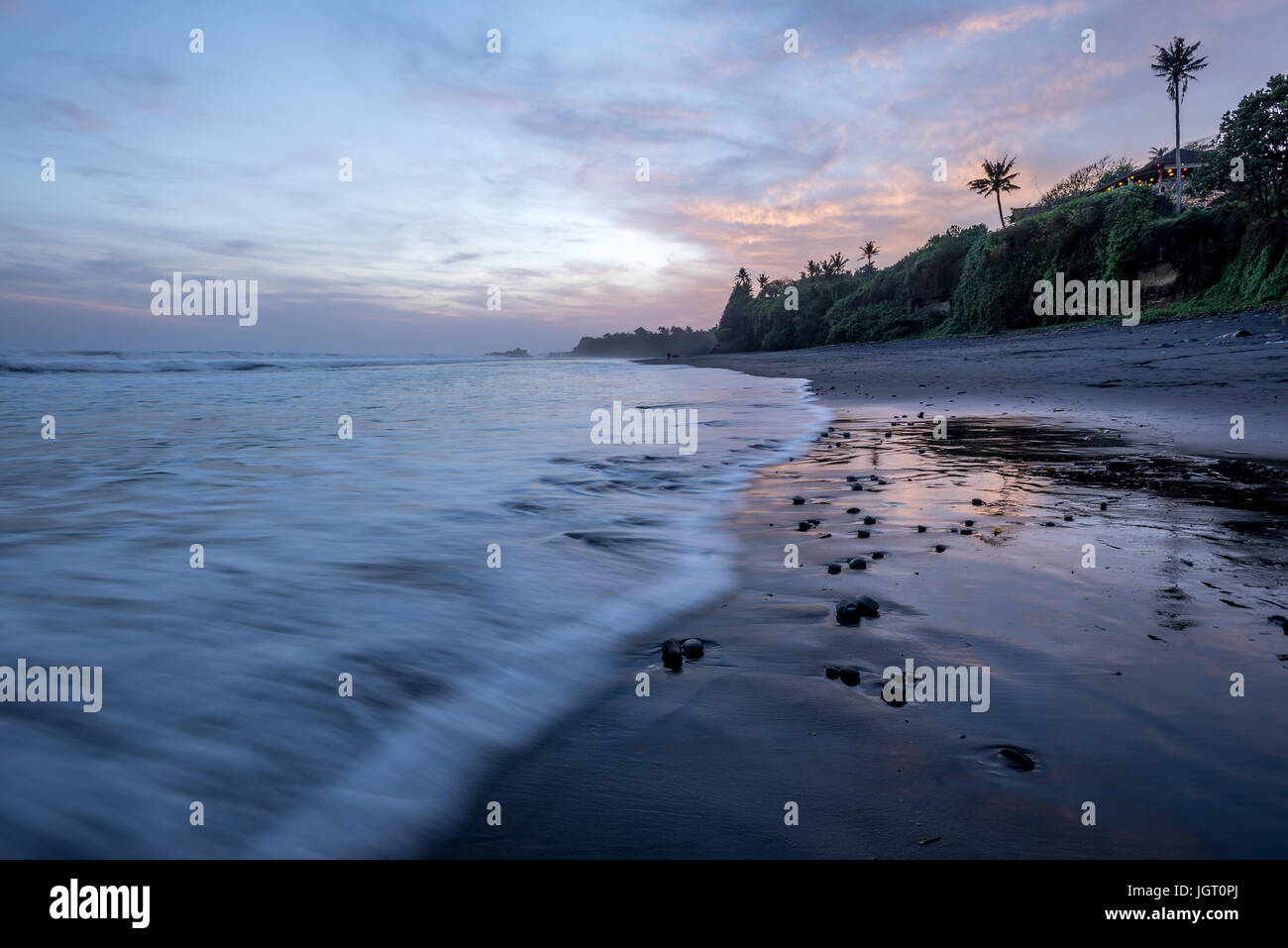 Rosa e arancione tramonto in una spiaggia a Bali, una perfetta destinazione per le vacanze Foto Stock