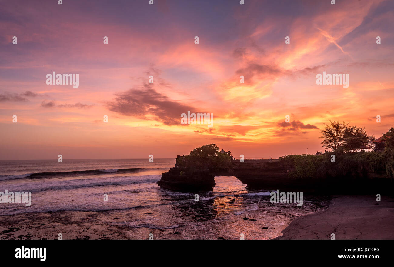 Rosa e arancione tramonto in una spiaggia a Bali, una perfetta destinazione per le vacanze Foto Stock