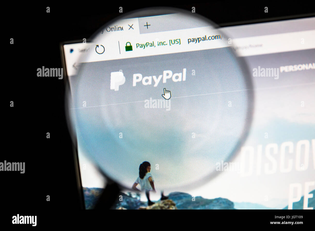 Sito web Paypal sotto una lente di ingrandimento. PayPal è un sistema internazionale di e-commerce business consentendo pagamenti e m Foto Stock