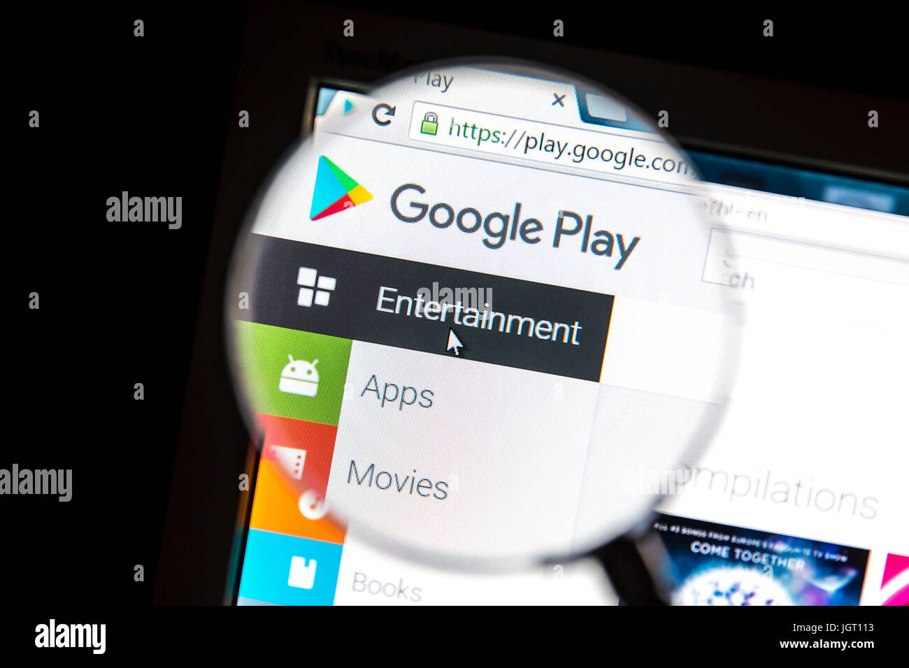 Google sito web play sotto una lente di ingrandimento Google Play è un digitale piattaforma di distribuzione gestita da Google. Foto Stock