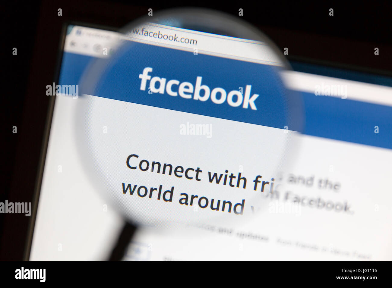 Sito web Facebook sotto una lente di ingrandimento. Facebook è il più visitato della rete sociale in tutto il mondo Foto Stock