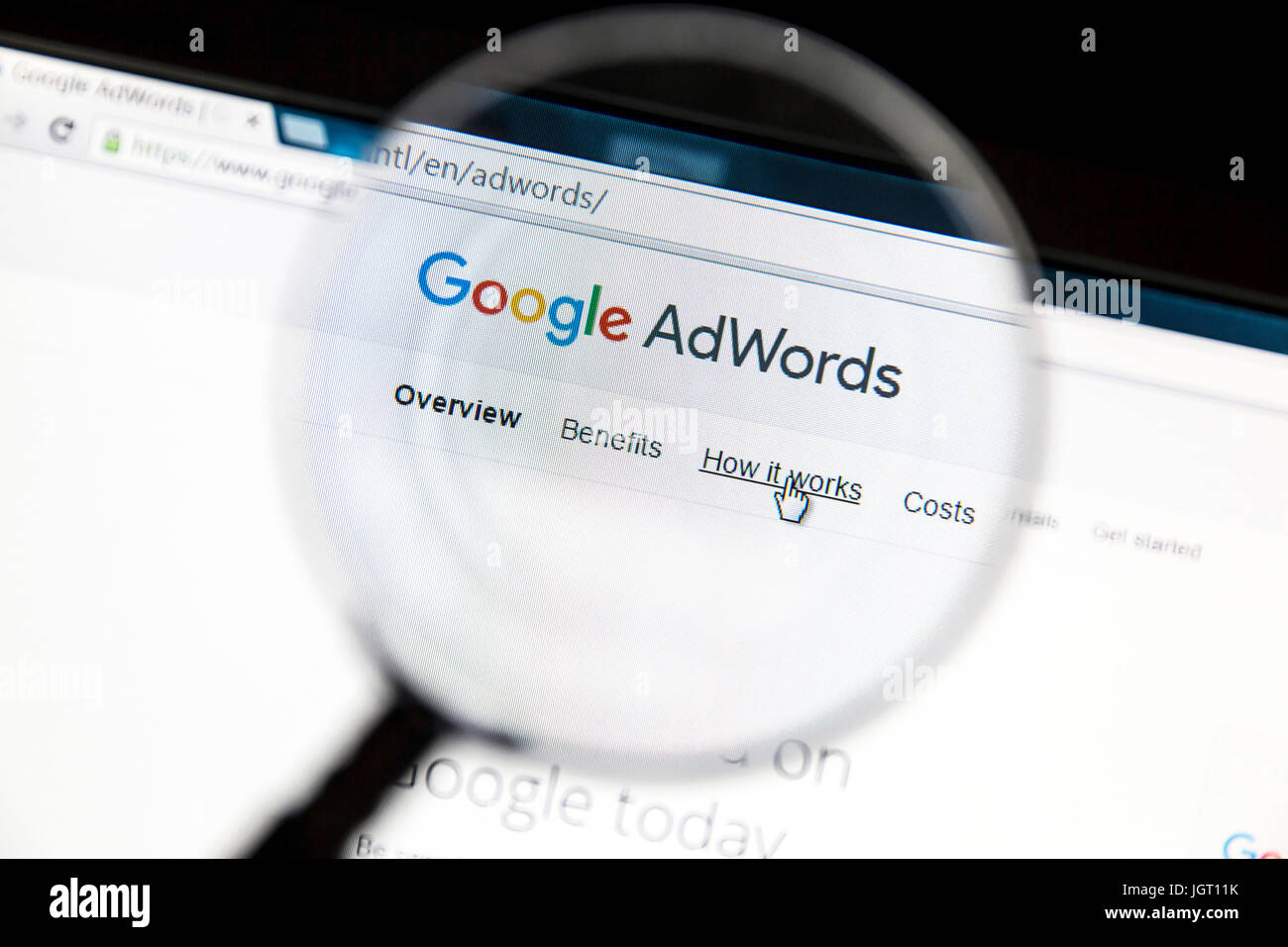 Google Adwords sito web sotto una lente di ingrandimento. Google AdWords è un servizio di advertising online. Foto Stock