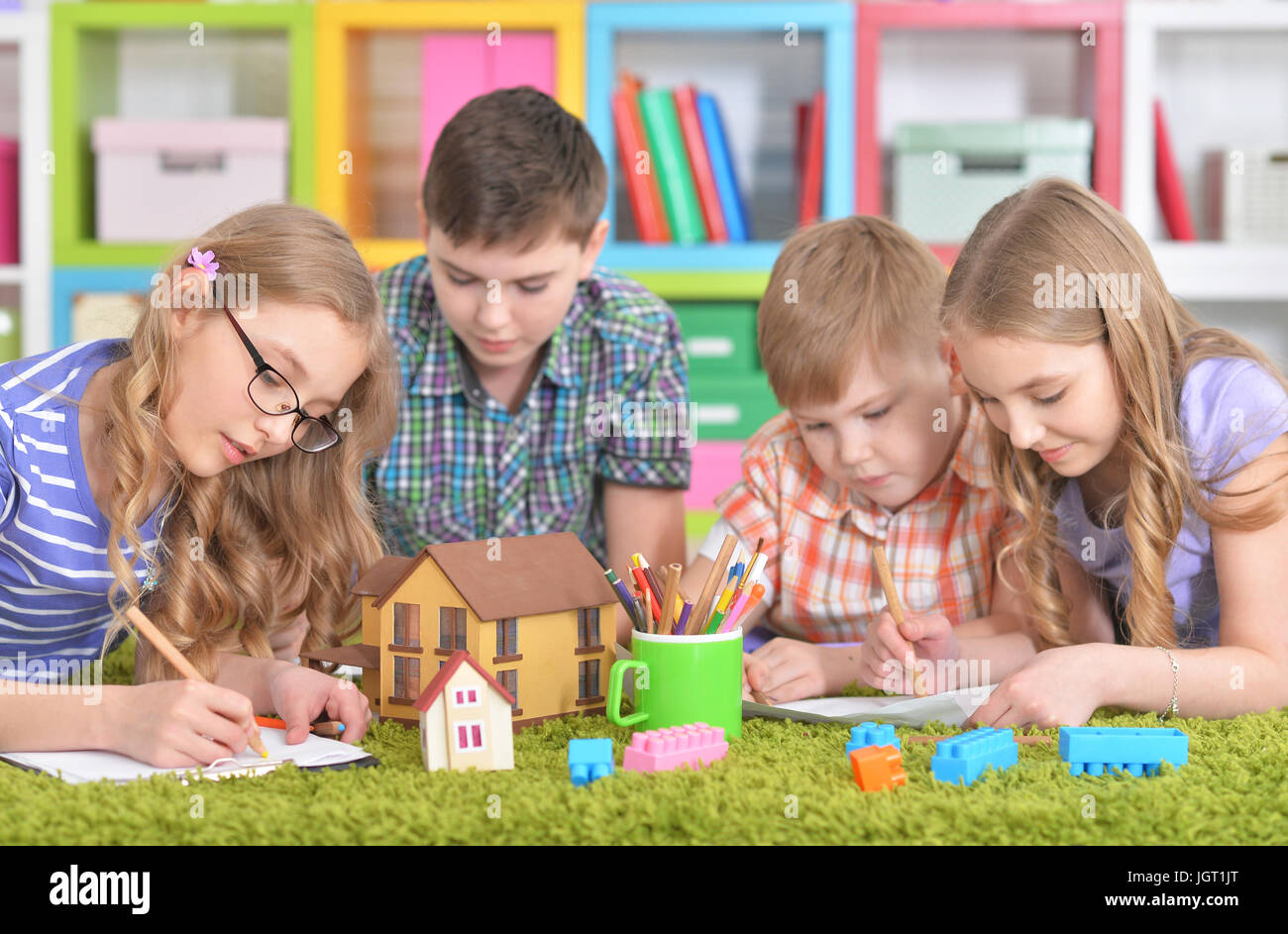 Gruppo di bambini Disegno con matite Foto Stock