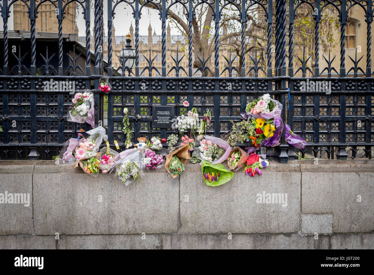 Fiori e omaggi floreali a sinistra al di fuori del carro porta della Casa del Parlamento in memoria del 22 marzo Londra attentato terroristico vittime Foto Stock