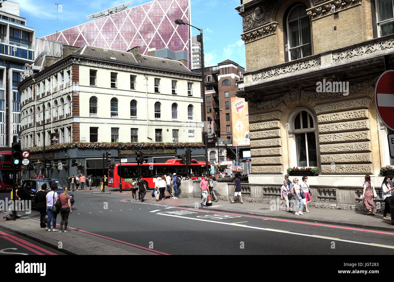 La gente vicino a Victoria Station attendere al semaforo di cross street su Buckingham Palace Road, Victoria, Londra Inghilterra, Regno Unito KATHY DEWITT Foto Stock