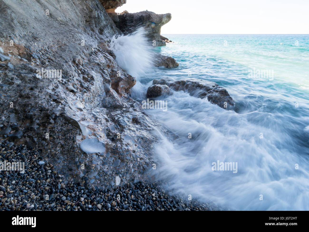 Esposizione a lungo onde si infrangono contro le rocce. Foto Stock