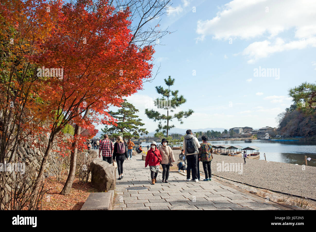 Kyoto, Sagano Arashiyama,, giovane camminando accanto al fiume, Foto Stock