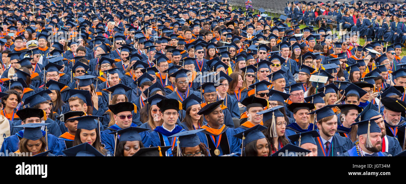 WASHINGTON, DC, Stati Uniti d'America - laureati nel cappuccio e camice presso la George Washington University inizio. Foto Stock