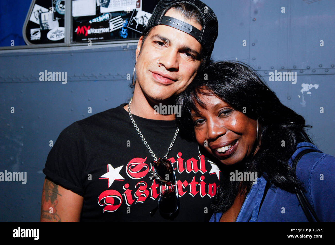 Slash, Slash's Mum Ola Hudson backstage 20 year Anniversary Guns N' Roses 'appetito per la distruzione' Adler's Appetite LA Guns Key Club Hollywood, CA Foto Stock