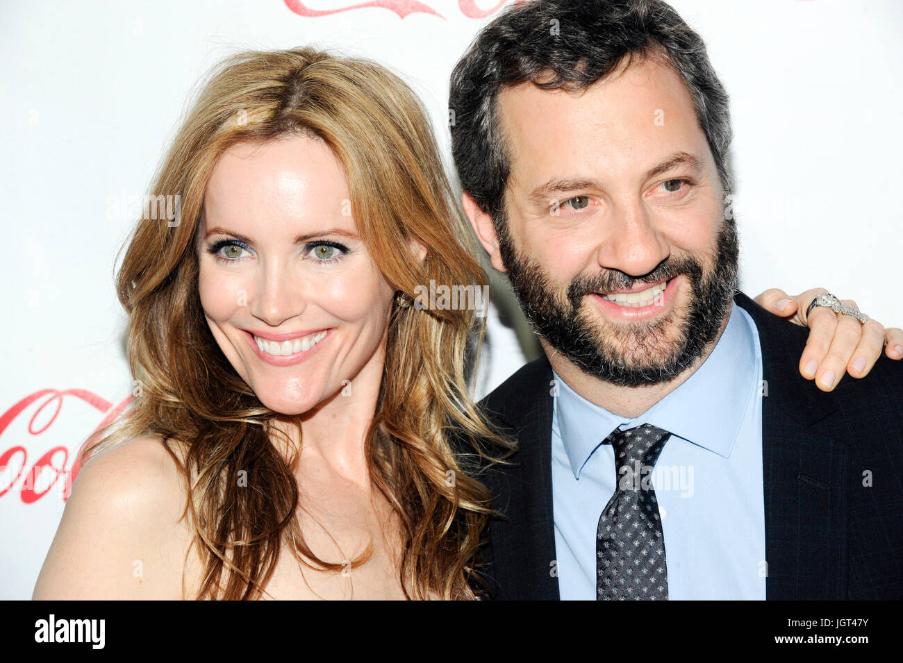Leslie Mann (L) Judd Apatow arriva CinemaCon's Big Screen Achievement Awards cerimonia Caesars Palace Aprile 26,2011 Las Vegas, Nevada. Apatow ha ricevuto il premio Excellence Film Making. Foto Stock