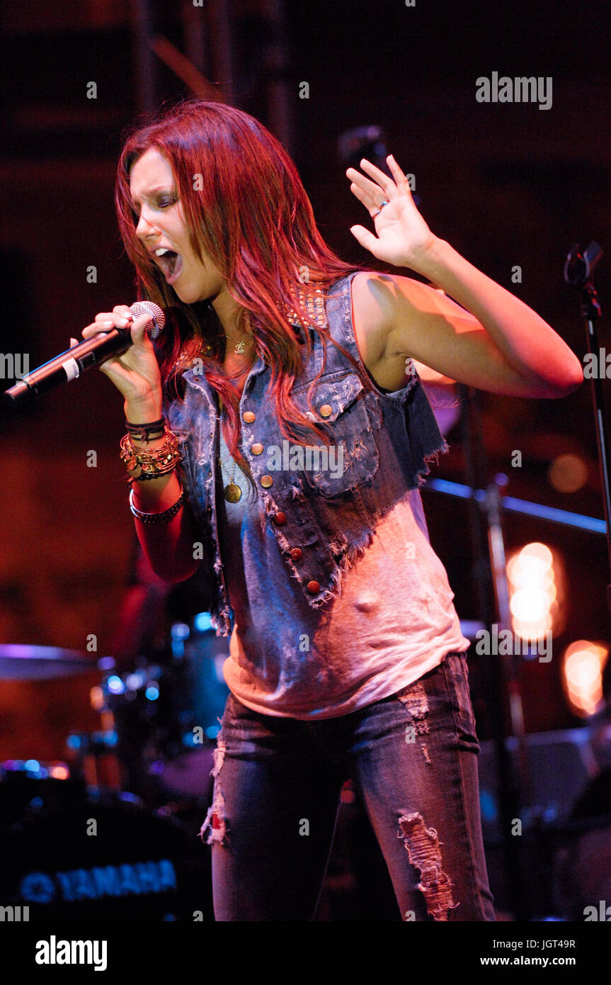 Cantante attrice Ashley Tisdale esegue americana marca agosto 12,2009 Glendale, California. Foto Stock