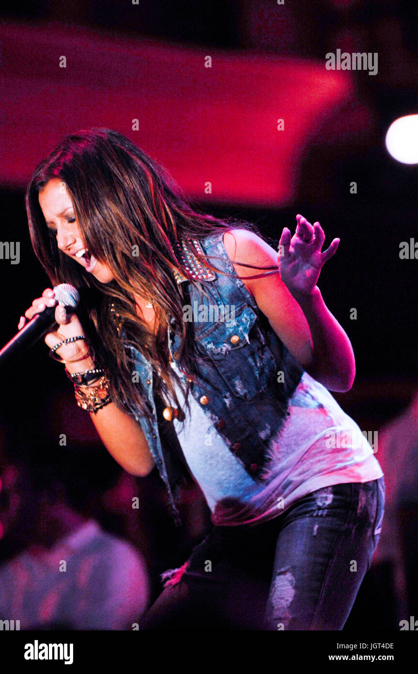 Cantante attrice Ashley Tisdale esegue americana marca agosto 12,2009 Glendale, California. Foto Stock