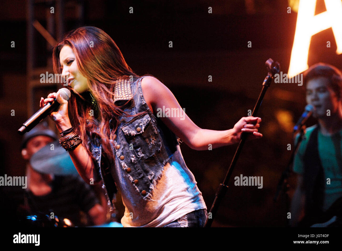 Cantante attrice Ashley Tisdale esegue americana marca agosto 12,2009 Glendale, California. Foto Stock