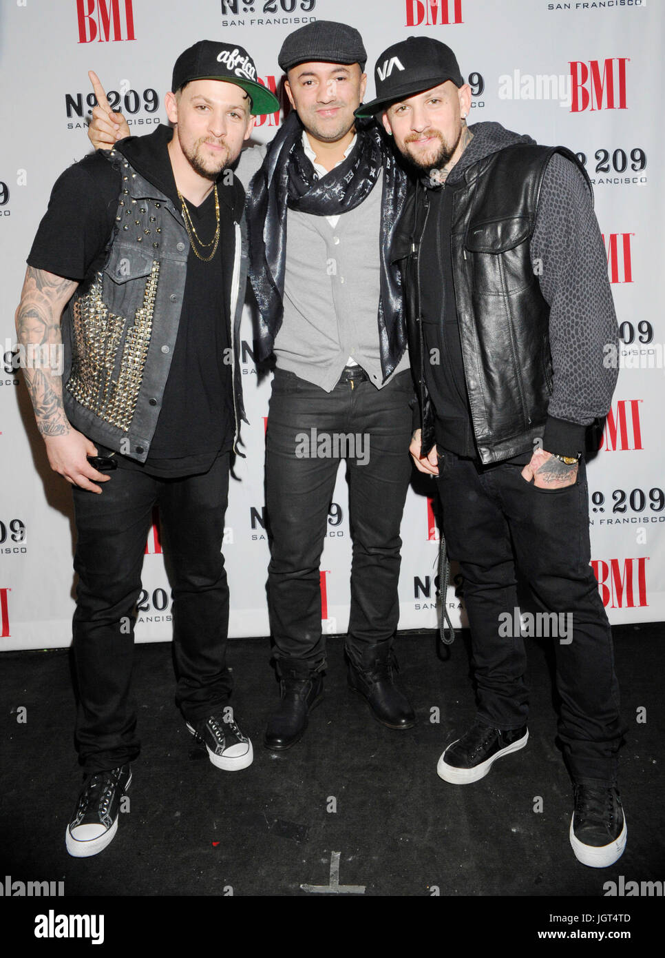 (L-r) Joel Madden,produttore redone benji madden good charlotte frequentare bmi GRAMMY® pannello 'come ho scritto quella canzone' key club 11,2012 febbraio West Hollywood. Foto Stock