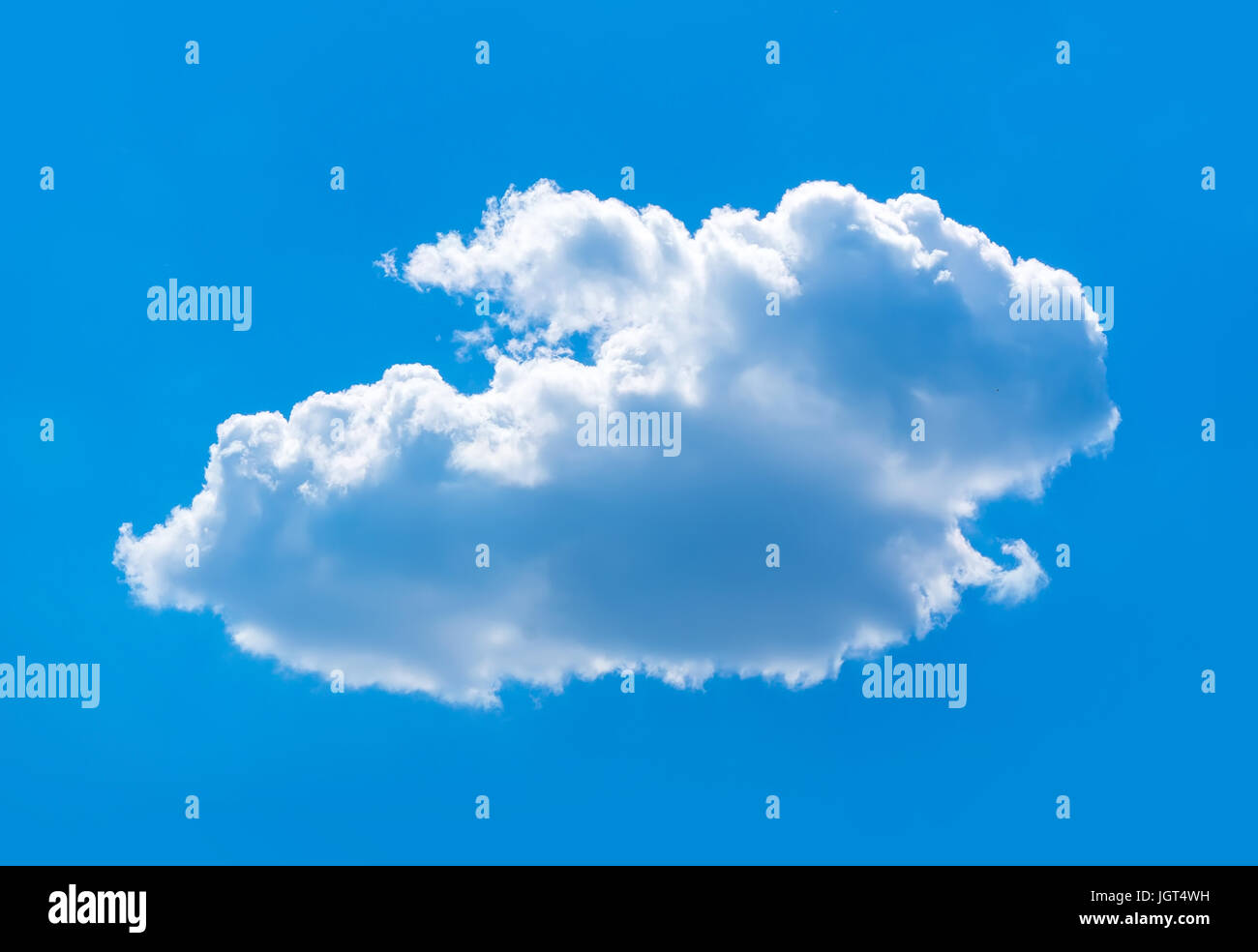 Lonely white Cumulus cloud su un solido sfondo blu del cielo Foto Stock