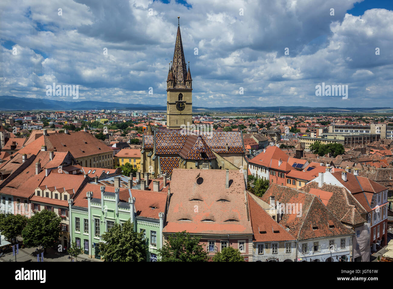 Vista aerea dalla torre del Consiglio con Hermes House (green building) e la torre campanaria della comunità luterana di Saint Mary Cattedrale, il centro storico di Sibiu, Romania Foto Stock