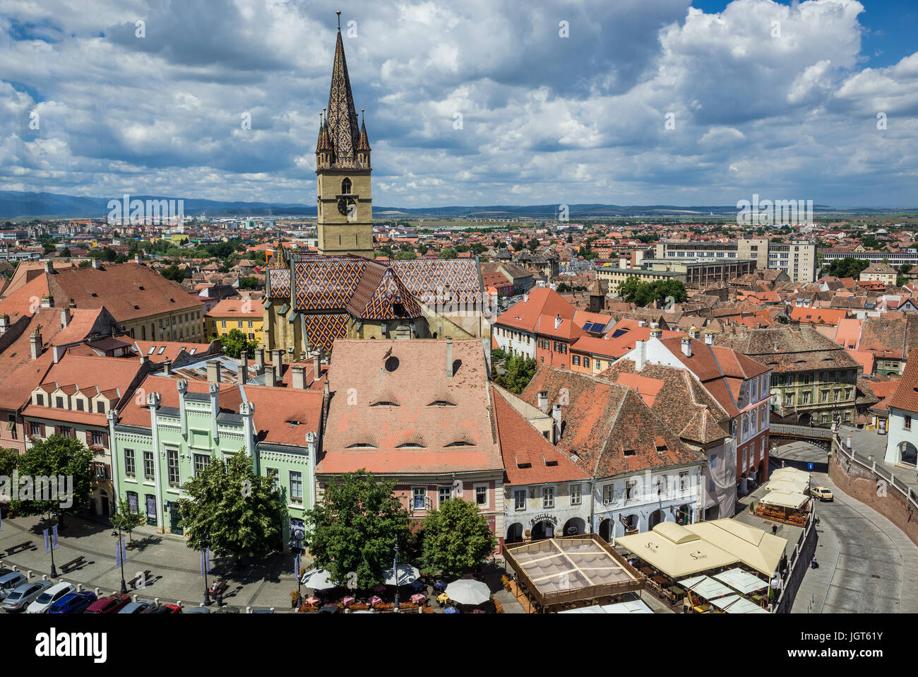 Vista aerea dalla torre del Consiglio con Hermes House (green building) e la torre campanaria della comunità luterana di Saint Mary Cattedrale, il centro storico di Sibiu, Romania Foto Stock