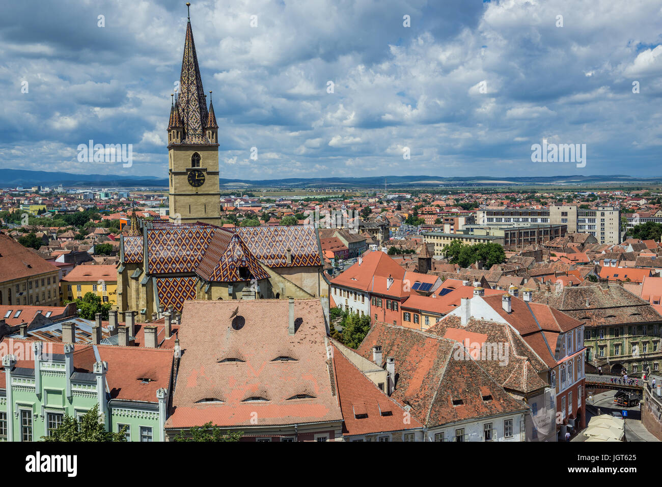 Vista aerea dalla torre del Consiglio con Hermes House (green building) e la torre campanaria della comunità luterana di Saint Mary Cattedrale, il centro storico di Sibiu, Romania Foto Stock