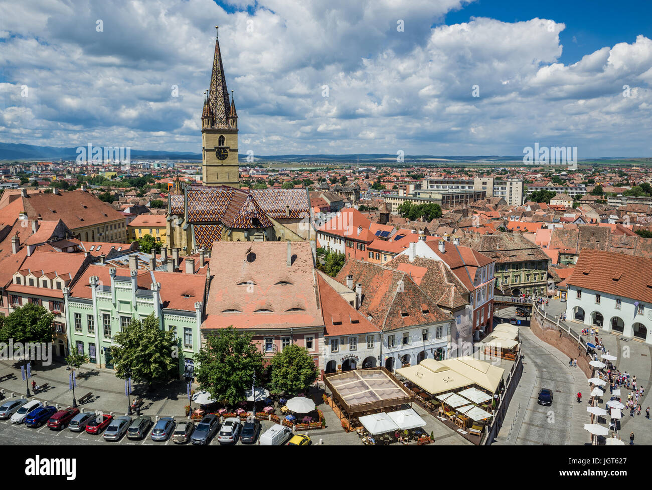Vista aerea dalla torre del Consiglio con Hermes House (green building) e la torre campanaria della comunità luterana di Saint Mary Cattedrale, il centro storico di Sibiu, Romania Foto Stock