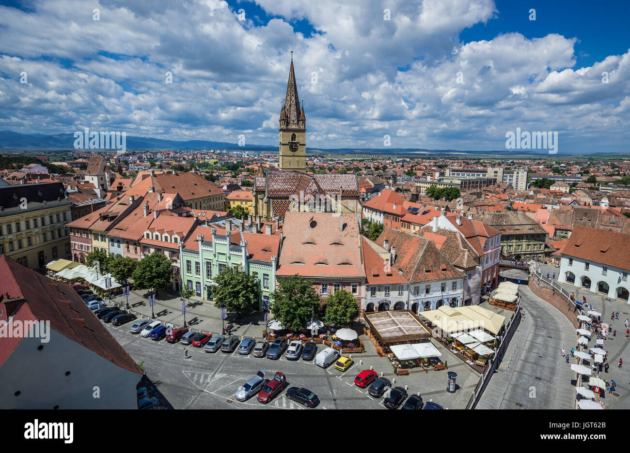 Vista aerea dalla torre del Consiglio con Hermes House (green building) e la torre campanaria della comunità luterana di Saint Mary Cattedrale, il centro storico di Sibiu, Romania Foto Stock