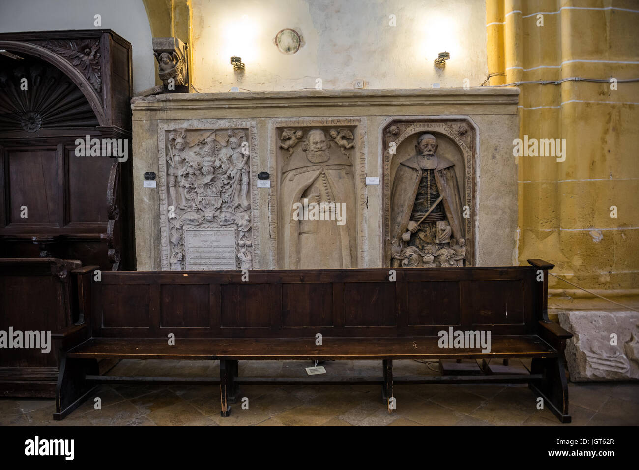 Funerale pietre in stile gotico della cattedrale luterana di Santa Maria nel centro storico della città di Sibiu della Transilvania regione, Romania Foto Stock