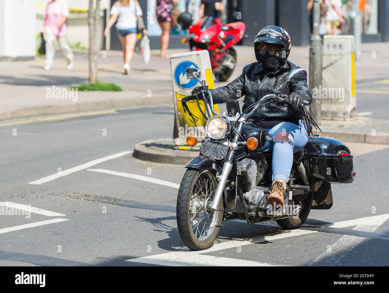 La donna in sella a una potente moto. Foto Stock