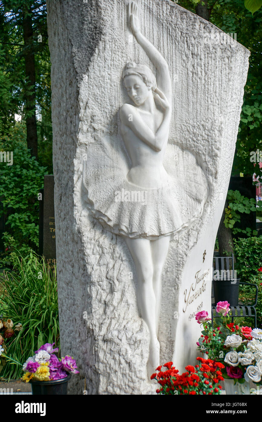 La tomba dei sovietici ballerina russa Galina Ulanova presso il cimitero di Novodevichy a Mosca, Russia Foto Stock