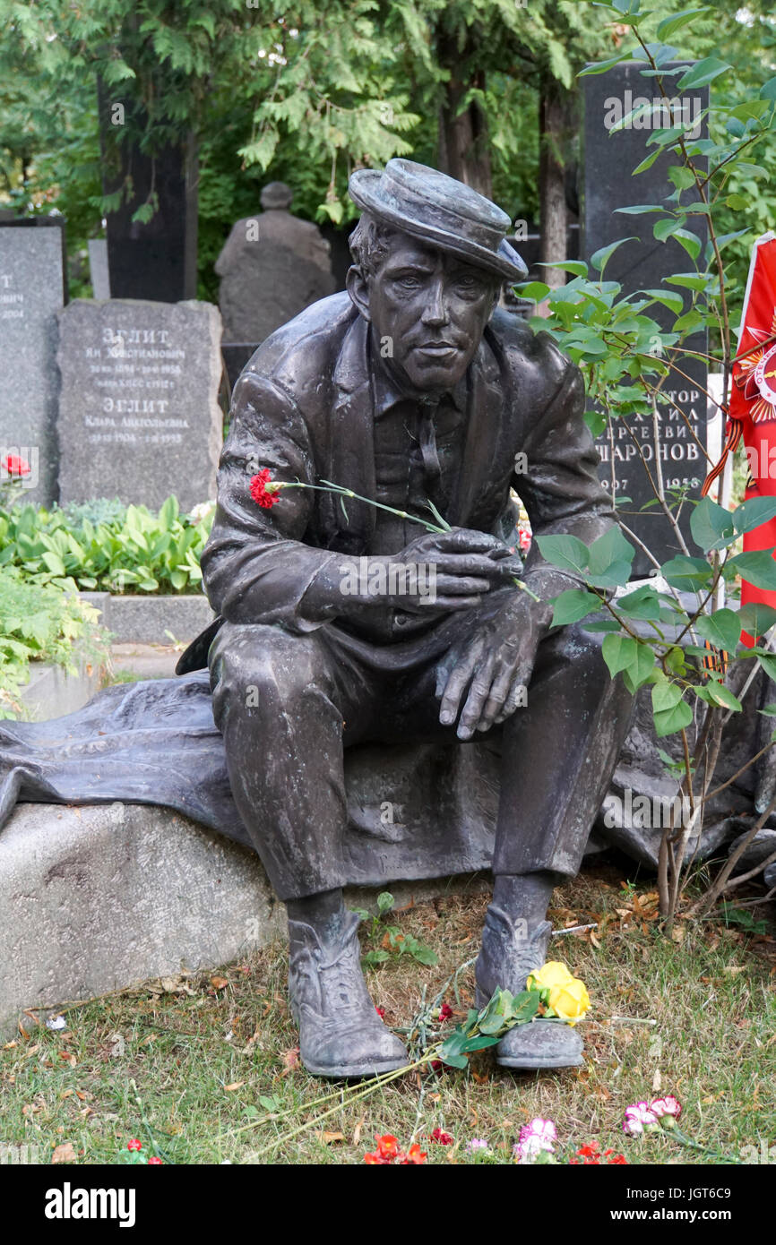 Tomba di sovietica attore russo Yuri Nikulin presso il cimitero di Novodevichy a Mosca, Russia Foto Stock